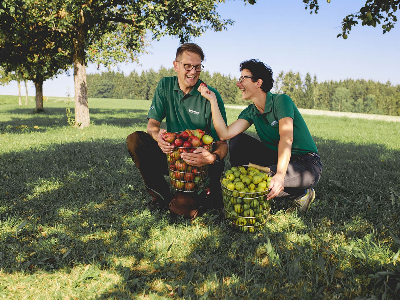 Eva und Norbert vom Pankrazhofer Ernte Streuobstwiese Bio Tragwein 1