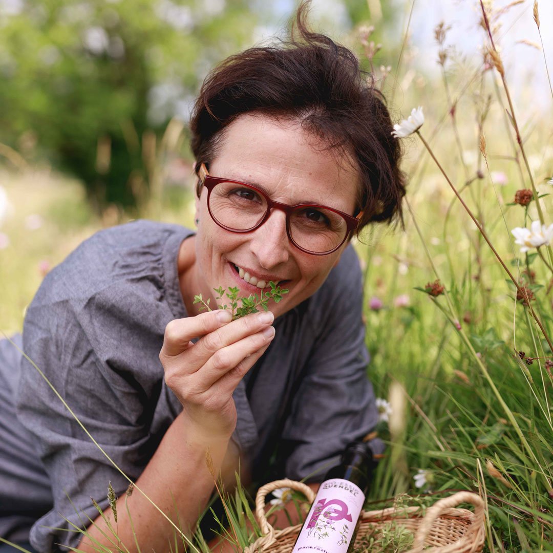 Eva-beim-Quendel-Pflückeln