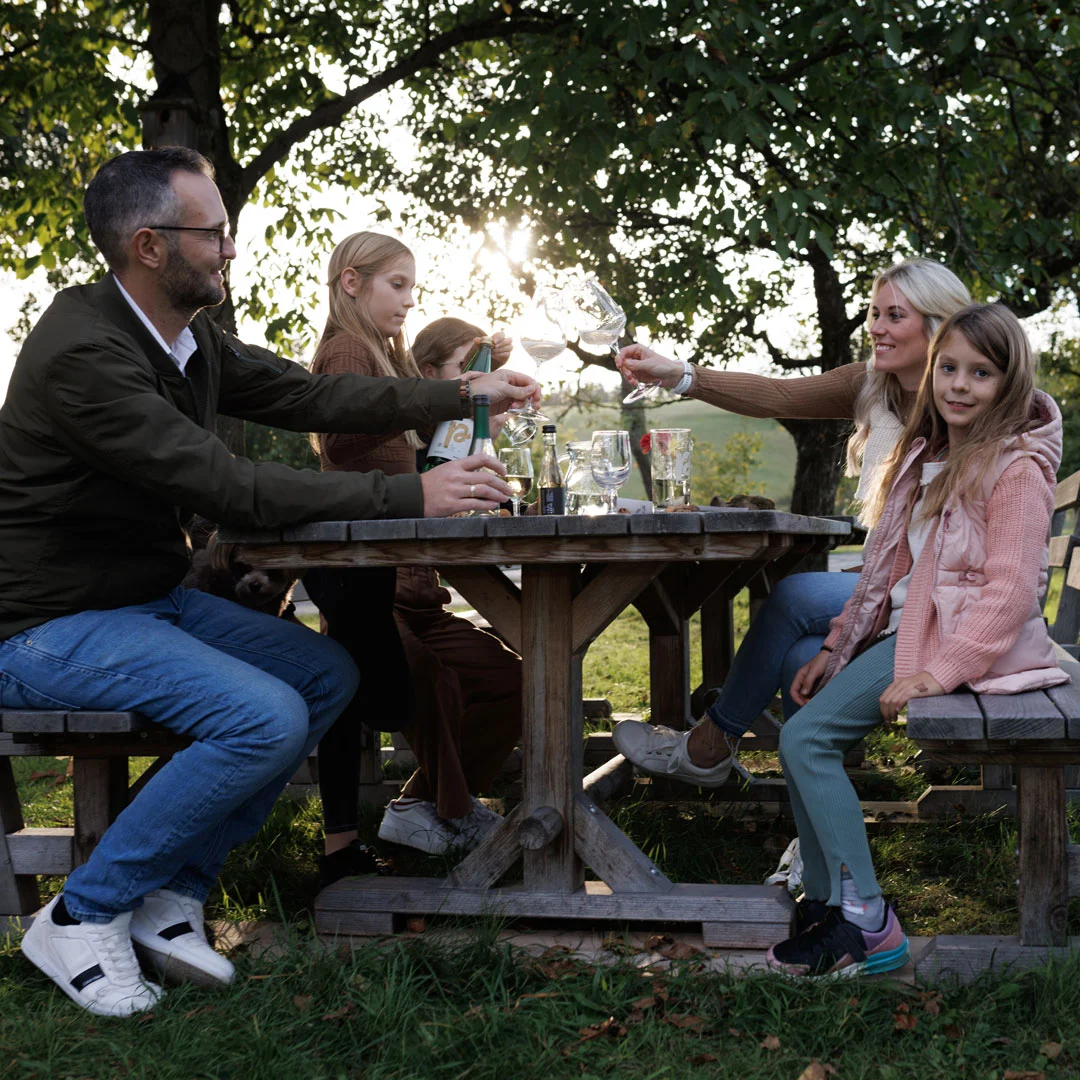 Tafel in der Streuobstwiese